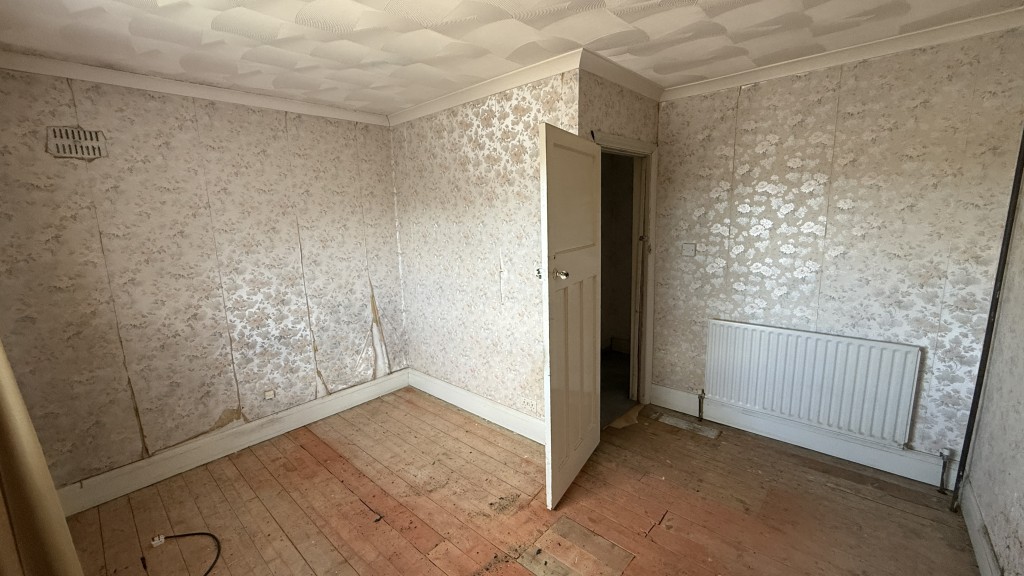 Lot: 39 - SEMI-DETACHED HOUSE FOR REPAIR AND REFURBISHMENT - Internal image of second bedroom